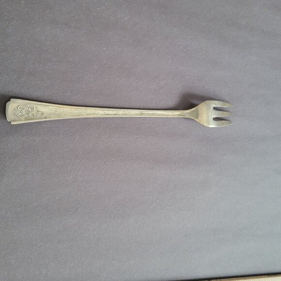 Vintage Wm A Rogers IS Silver Plate Seafood Fork With Ornate Floral Design - Picture 4 of 6